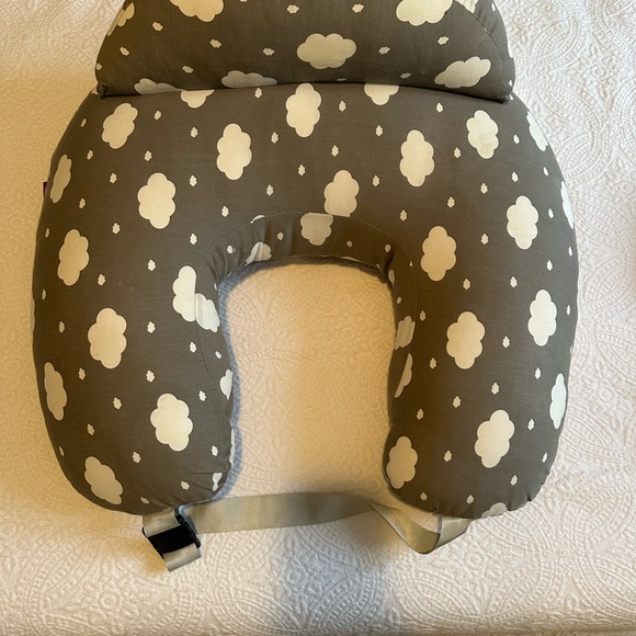 Momcizy Gray and White Cloud Pillow - Picture 4 of 5